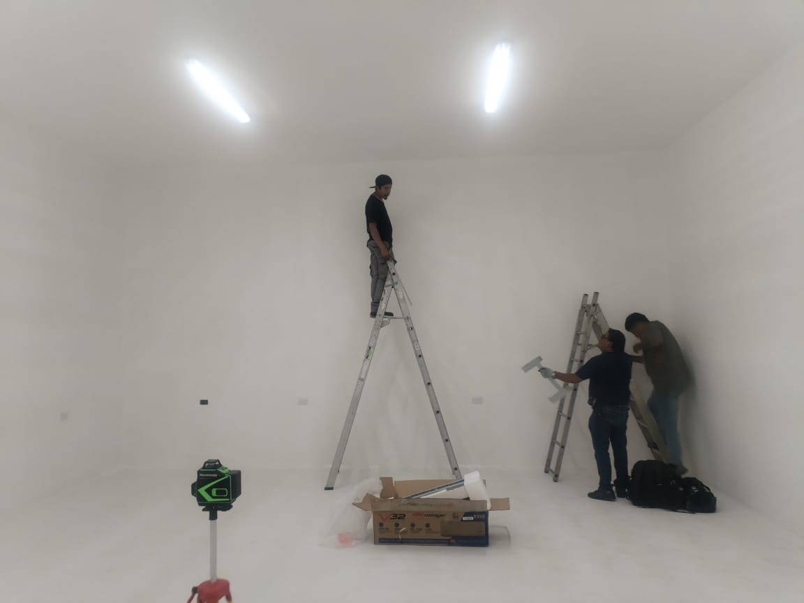 Técnico reparando refrigerador en San Andrés Cholula
